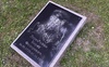 На меморіалі в Луцьку жінка спостерігала, як її дитина розмальовує надгробні плити. ФОТО