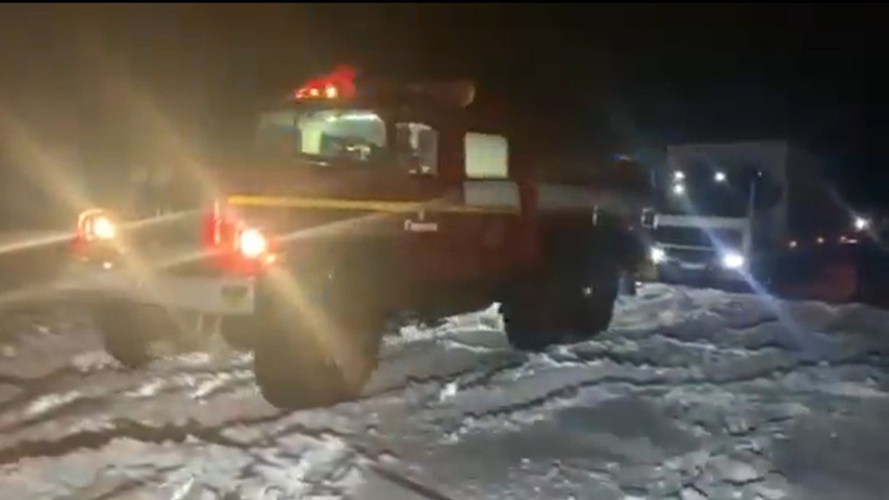 У селі на Волині вантажівка застрягла у снігу й перекрила дорогу