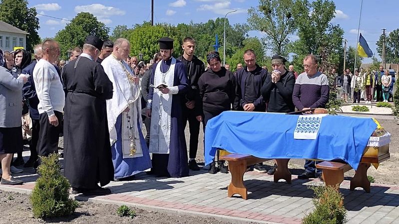 Боронив не лише свою сім’ю - боронив Україну: на Волині попрощалися із загиблим Героєм Василем Семерою
