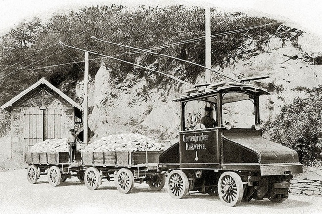 Вантажний тролейбус на лінії "Калькбан" в містечку Гревенбрюк. Лінія і рухомий склад для неї побудовані фірмою Макса Шиманна. 1900-ті рр.