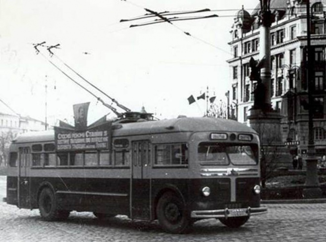 Тролейбус МТБ-82Д під час обкатки першої тролейбусної лінії у Львові. Листопад 1952 р.