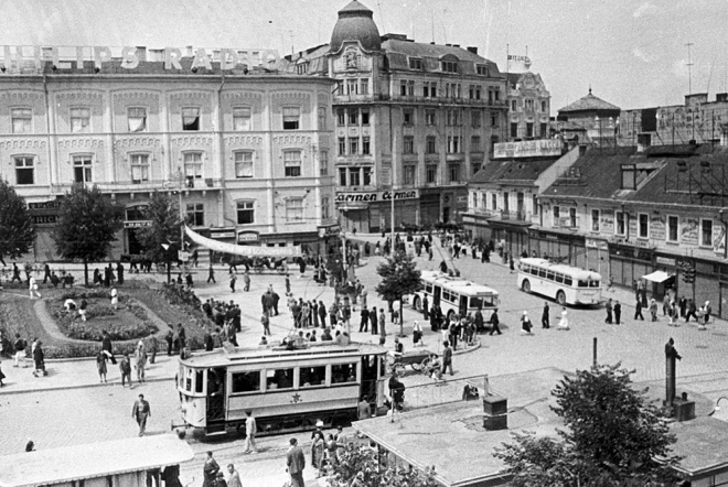 Трамвай і тролейбуси на центральній площі Чернівців. 1940 р.