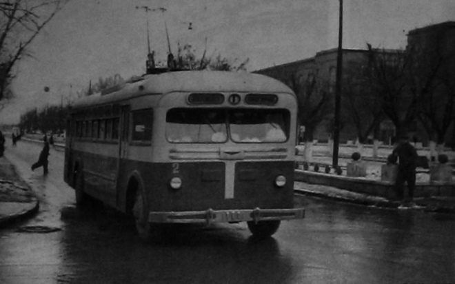 Тролейбус ЯТБ-4 на території трамвайно-тролейбусного депо на Водопровідній вулиці. Фото зроблено 1 листопада 1941 року під час окупації Одеси