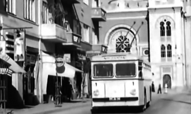 Тролейбус MAN в Чернівцях. 1939 р. Кадр із румунської кінохроніки