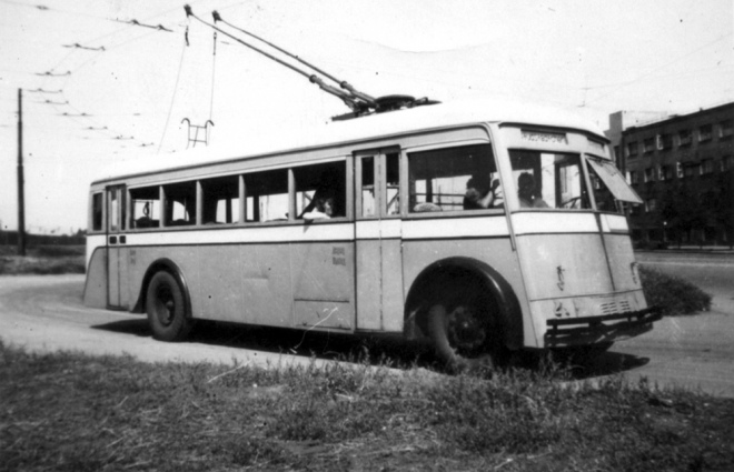 Тролейбус ЯТБ-4 у Донецьку. Фото зроблене у 1942 р. під час німецької окупації міста