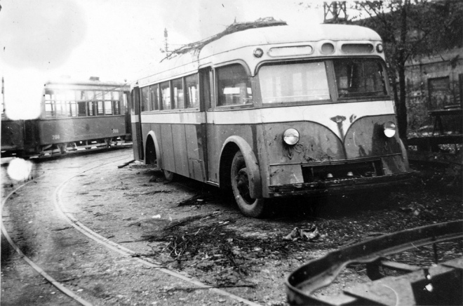 Тролейбус ЯТБ-4 на території трамвайно-тролейбусного депо на Водопровідній вулиці. Фото зроблено 1 листопада 1941 року під час окупації Одеси