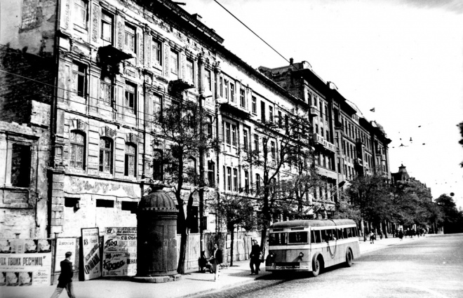 Тролейбус ЯТБ-4 на вул. Дерибасівській в Одесі. 1949 р.  АВТОР ФОТО Б.О. БАБАНОВА