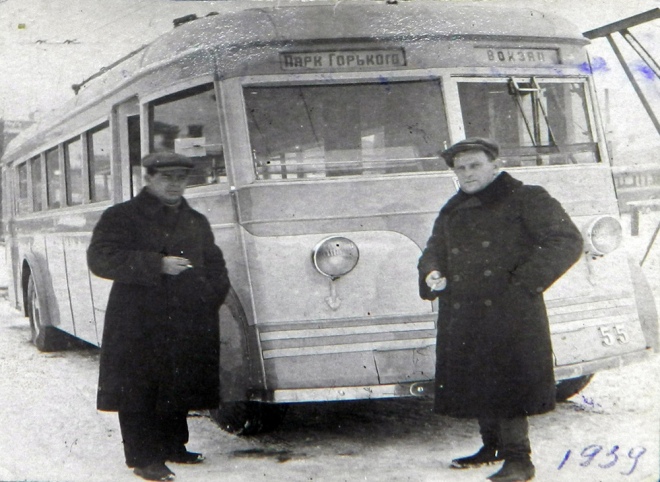 Один із перших тролейбусів ЯТБ-4 в Харкові. Світлина 1939 р.