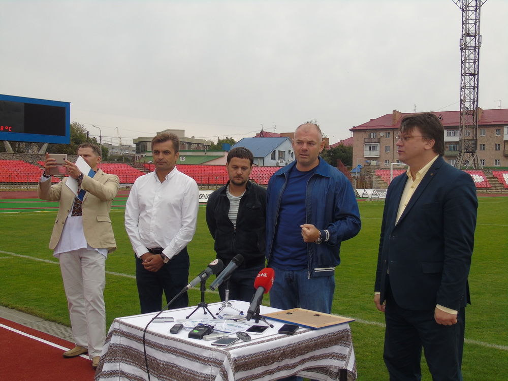 Урочисте відкриття оновленого стадіону. Фото із сайту vidomosti.ua