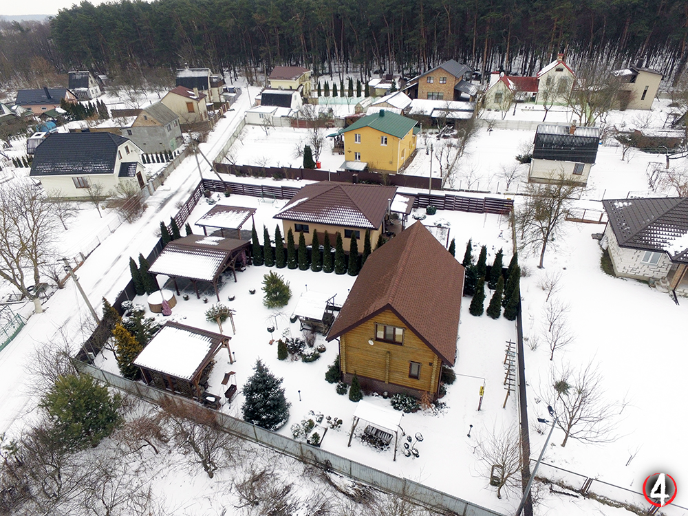 Дерев'яний будинок в Новій Українці, неподалік соснового лісу – дача Олени Крук. Ділянка на 5,6 соток землі відділена від сусідів, яким продали частину ділянки, шеренгою з туй