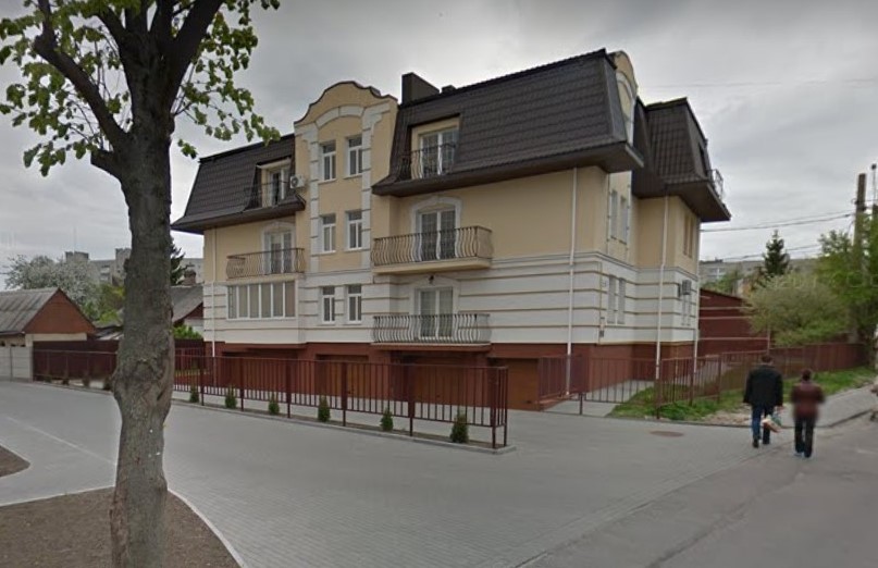 В цьому будинку в тещі Сергія Крука з'являється квартира у 2013 році. Фото з гугл-карт