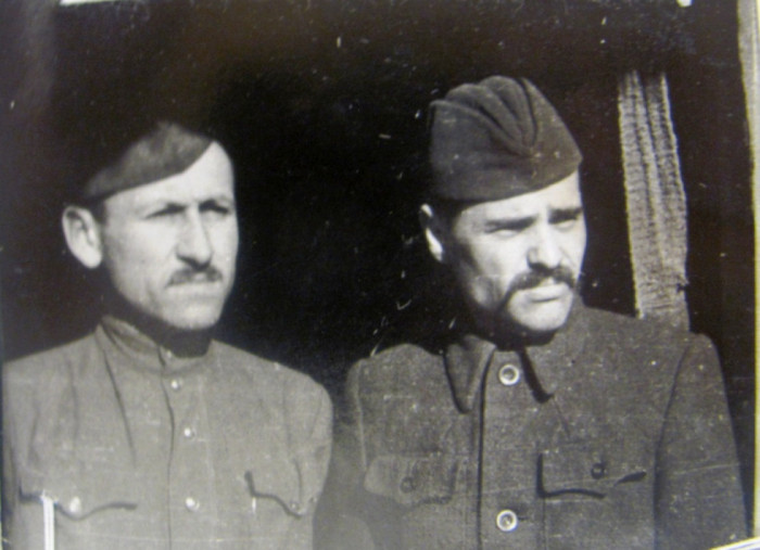 Ліворуч «Ілько», праворуч Іван Литвинчук, псевдо «Дубовий»