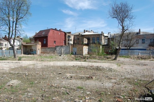 На фото «ВолиньPost» весни 2012 року видно, що ділянка майже очищена від забудови. Лишилося кілька невеличких приміщень.