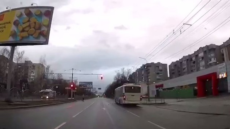 У Луцьку автобус поїхав на червоне світло. ВІДЕО