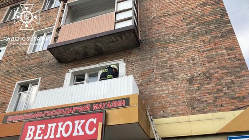 У Нововолинську рятувальники визволили чоловіка із зачиненої квартири