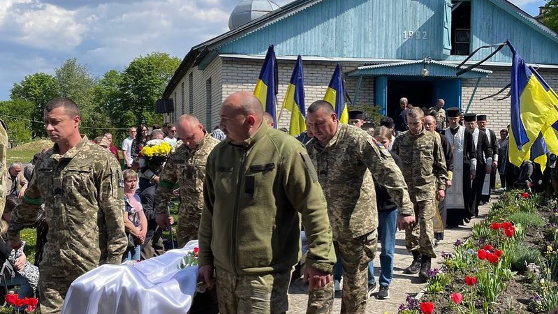 Нововолинська громада попрощалася із двома загиблими Героями