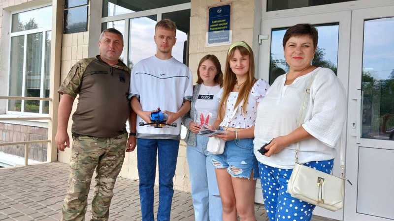 «Залізна пташка» для ЗСУ: жест вдячності від випускників Рожищенського ліцею