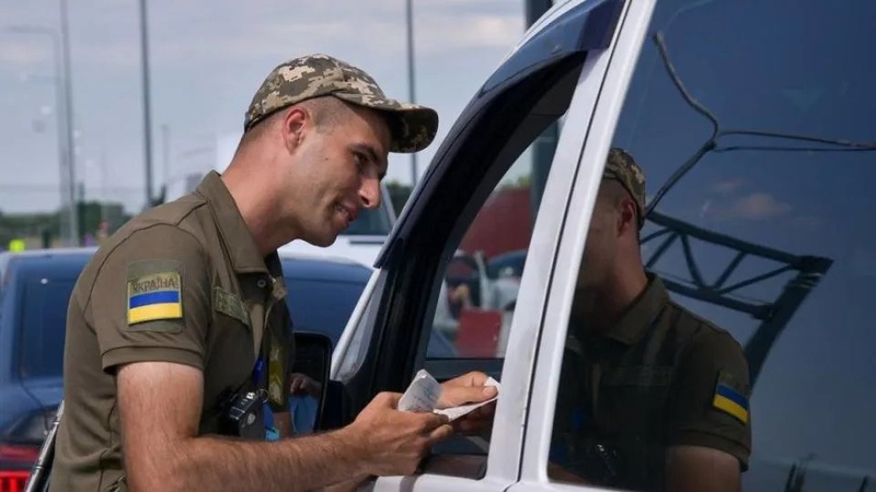 «Поїхав за машиною, тепер – на полігоні»: волонтерам на кордоні вручають повістки