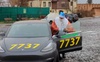 Миколай на «Теслі»: волинян підвозить креативний таксист