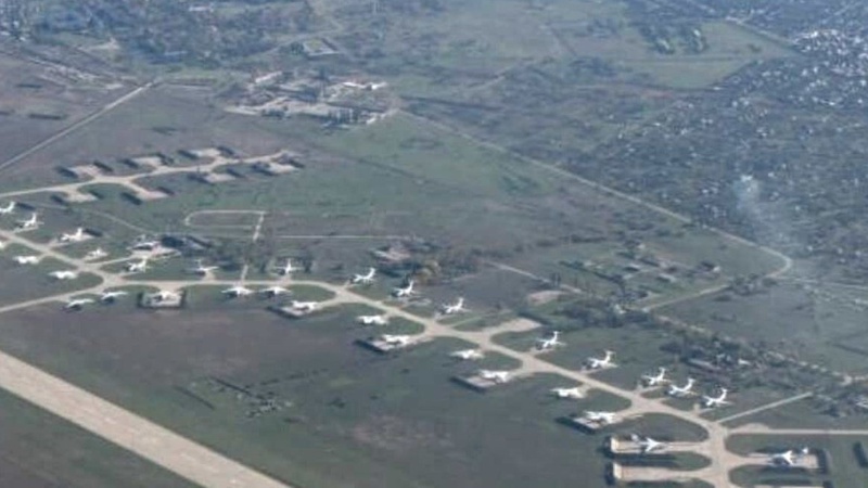 Окупанти намагаються відновити аеродром в Мелітополі за допомогою місцевого заводу з виробництва бетону