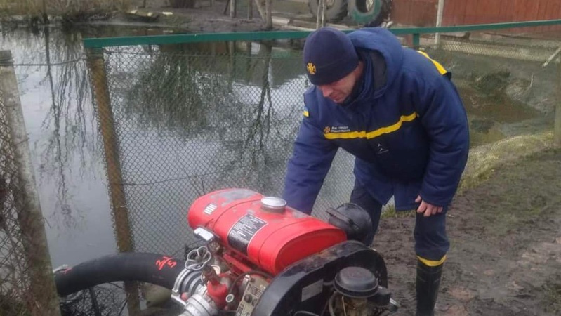 На Волині рятувальники відкачали 250 кубометрів води з присадибної ділянки