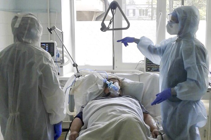 За добу дві тисячі українців з коронавірусом потрапили в лікарні