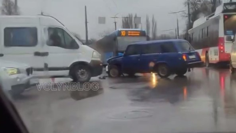 ДТП у Луцьку: внаслідок зіткнення двох автівок є постраждалі