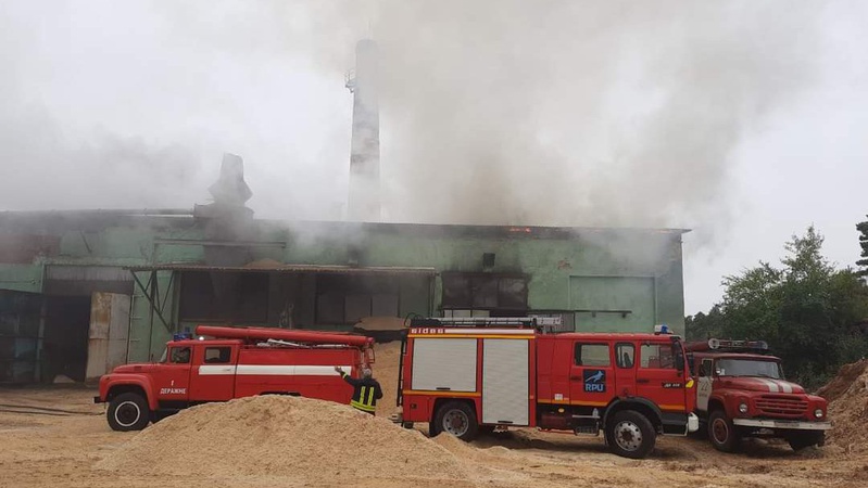 Волинські рятувальники ліквідували пожежу у виробничій будівлі. ФОТО