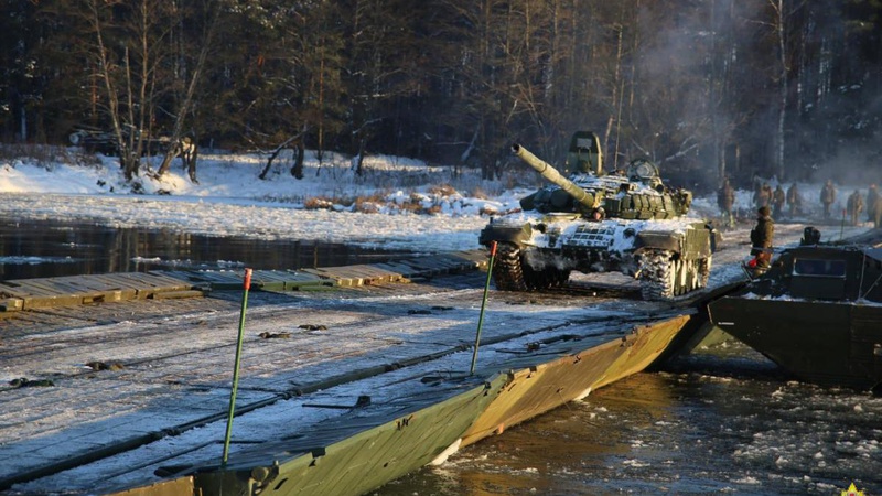 Білоруські військові повертаються від кордону України в місце постійної дислокації