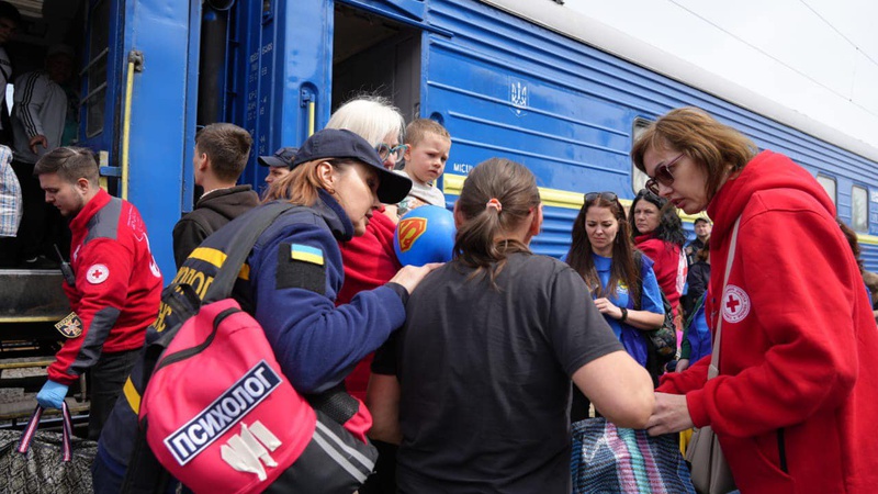 Приїхало ще 24 родини: на Волинь прибув другий евакуаційний потяг із Донеччини