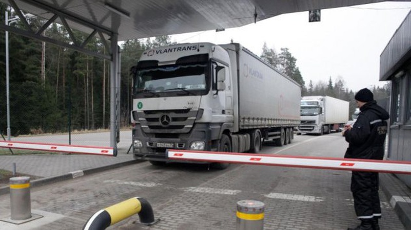 Польща повністю закрила кордон для вантажівок із білорусі
