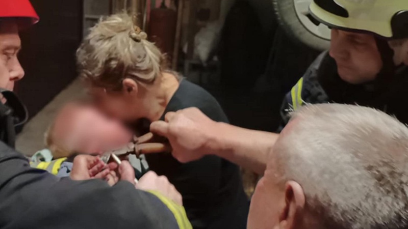 На Волині рятувальники звільнили руку дитини, що застрягла в металевій іграшці