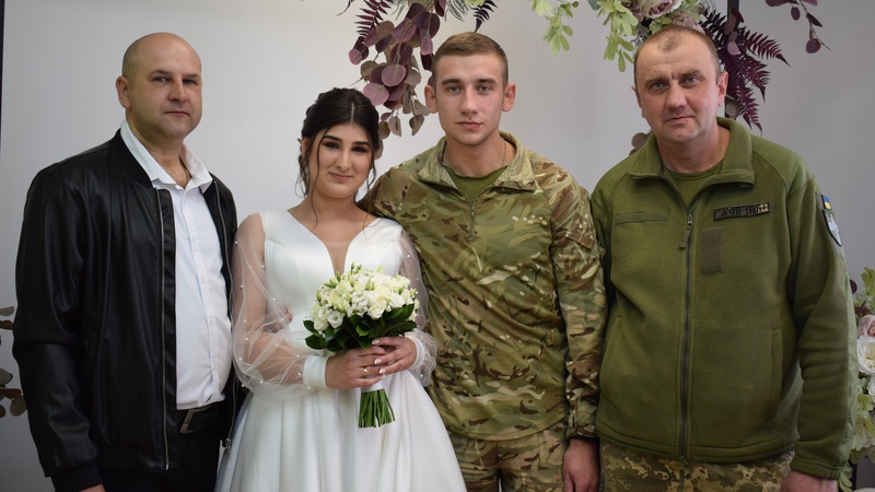 У луцькому ЦНАПі одружився військовослужбовець