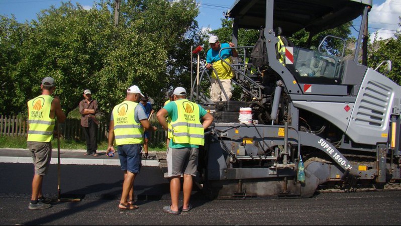На дорозі Шацьк-Залісся-Грабове продовжують ремонтувати дорогу та монтувати освітлення. ФОТО