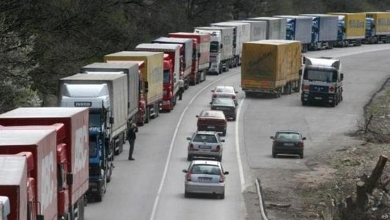 На волинському кордоні кілометрові черги з вантажівок через нові правила в’їзду до Польщі