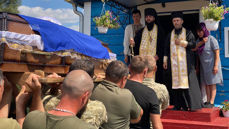 Без батька залишилося двоє дітей: волиняни провели в останню дорогу воїна з Волині Миколу Ковальчука