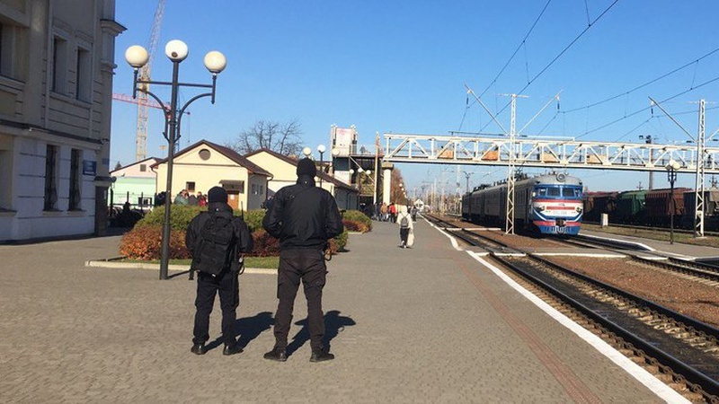 На вокзалі у Луцьку двоє пасажирів без COVID-сертифікатів відмовилися залишати вагон