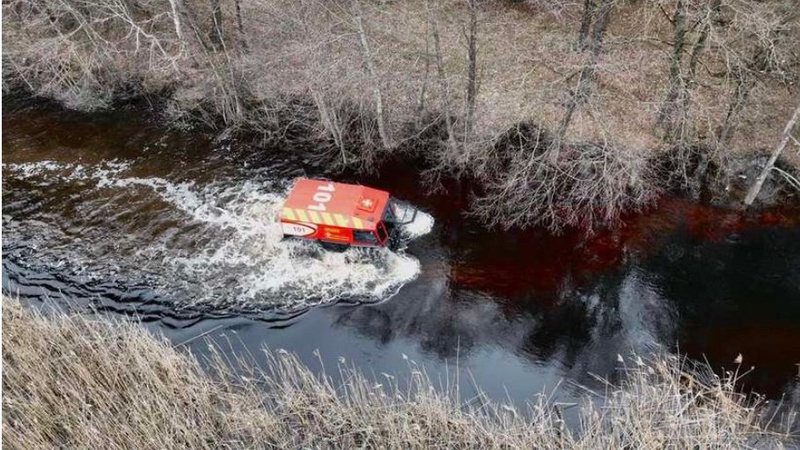Залучили болотохід: волинські рятувальники продовжують шукати зниклу дівчину
