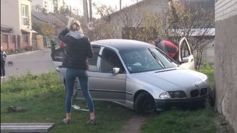 ДТП у Луцьку: водій BMW врізався у будинок та втік
