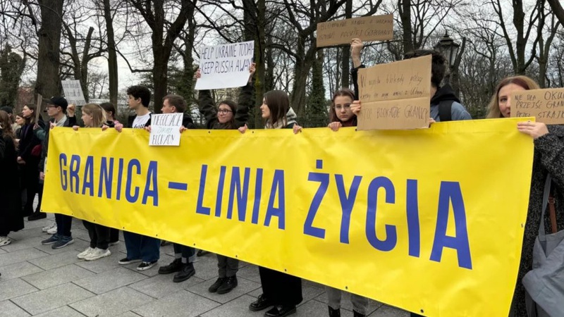 «Кордон – лінія життя»: у Варшаві відбувся мітинг польських і українських активістів