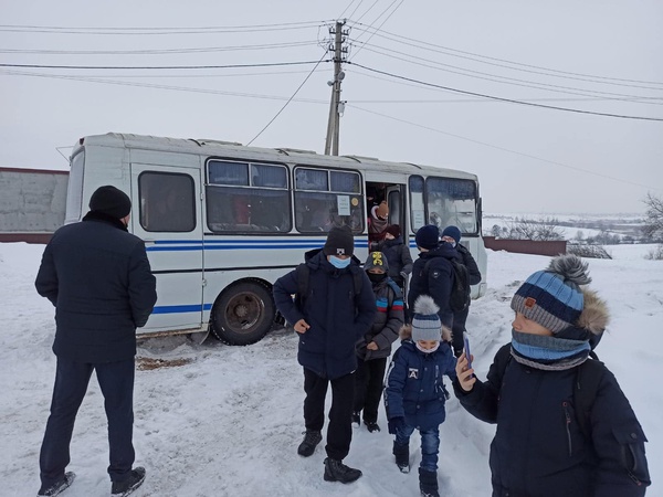 У селі на Волині 22 школярі та вихователь застрягли у кучугурі снігу