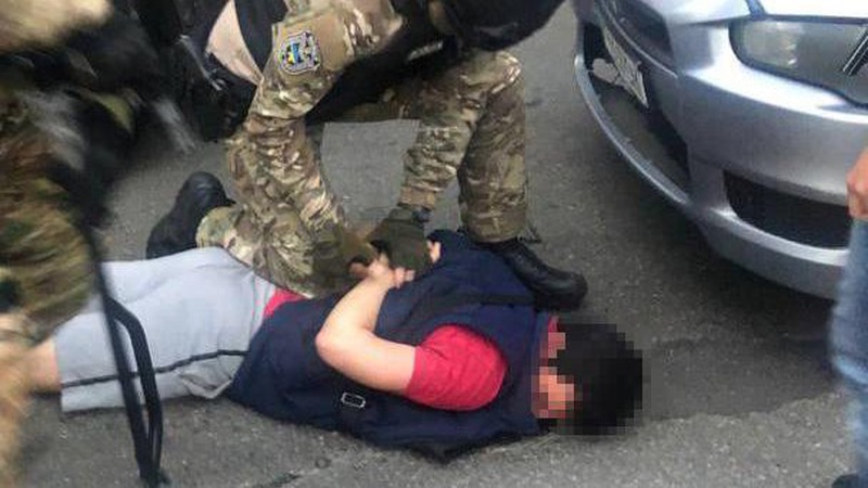 Побили, пограбували і запхали в машину: в Києві викрали жінку. ВІДЕО