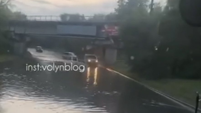 У Луцьку затопило вулицю Карпенка-Карого