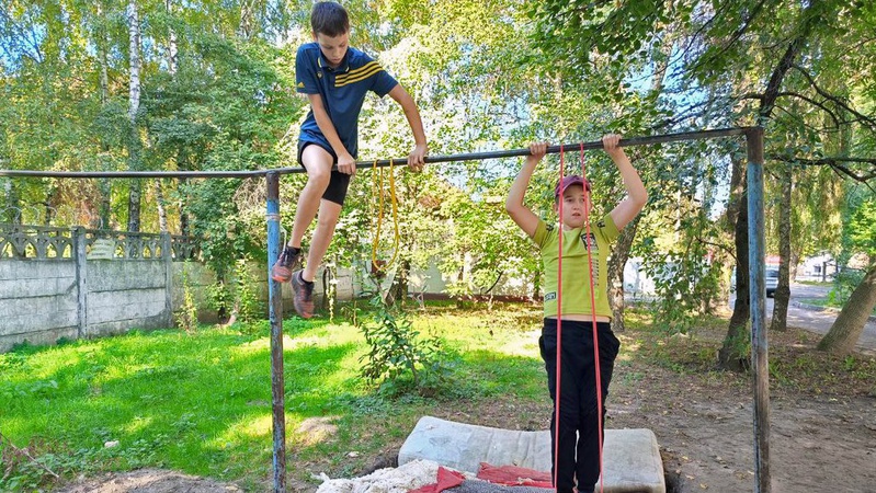 У Луцьку діти облаштували спортмайданчик у дворі, щоб займатися воркаутом