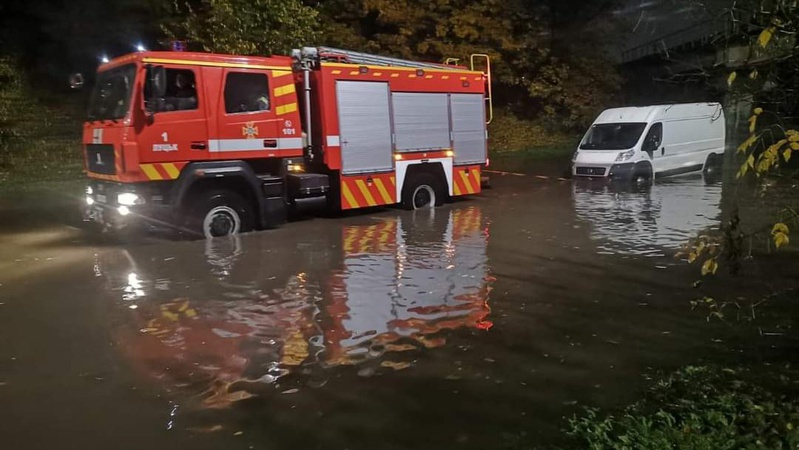 Затопило дорогу: у Луцьку на дорозі загруз мікроавтобус
