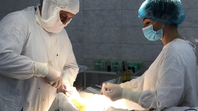 Лікарі з Нововолинська прооперували 24-річну дівчину, у якої були викривлені пальці обох стоп