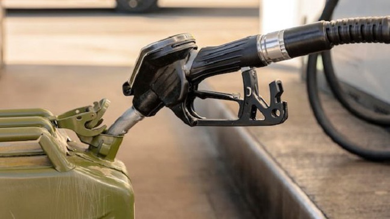 Бензин у каністру: одна з мереж автозаправок дозволила заправляти пальне на виніс