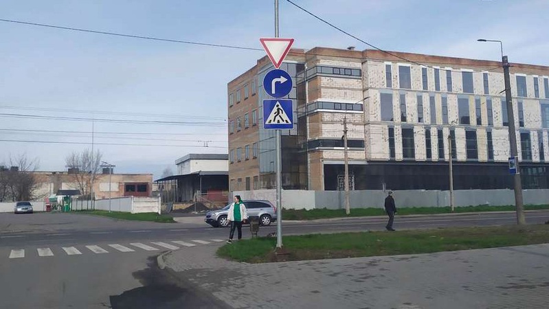 На місці автотрощі у Луцьку встановили нові дорожні знаки.ФОТО