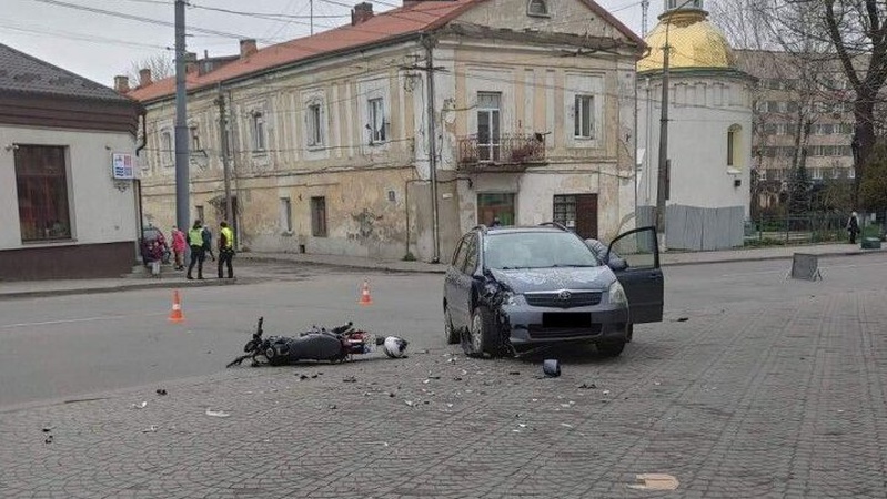 В Луцьку зіштовхнулись легковик та мотоцикл: постраждалий у лікарні