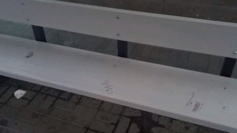 У центрі Луцька вандал розмалював лавку «розумної зупинки». ВІДЕО